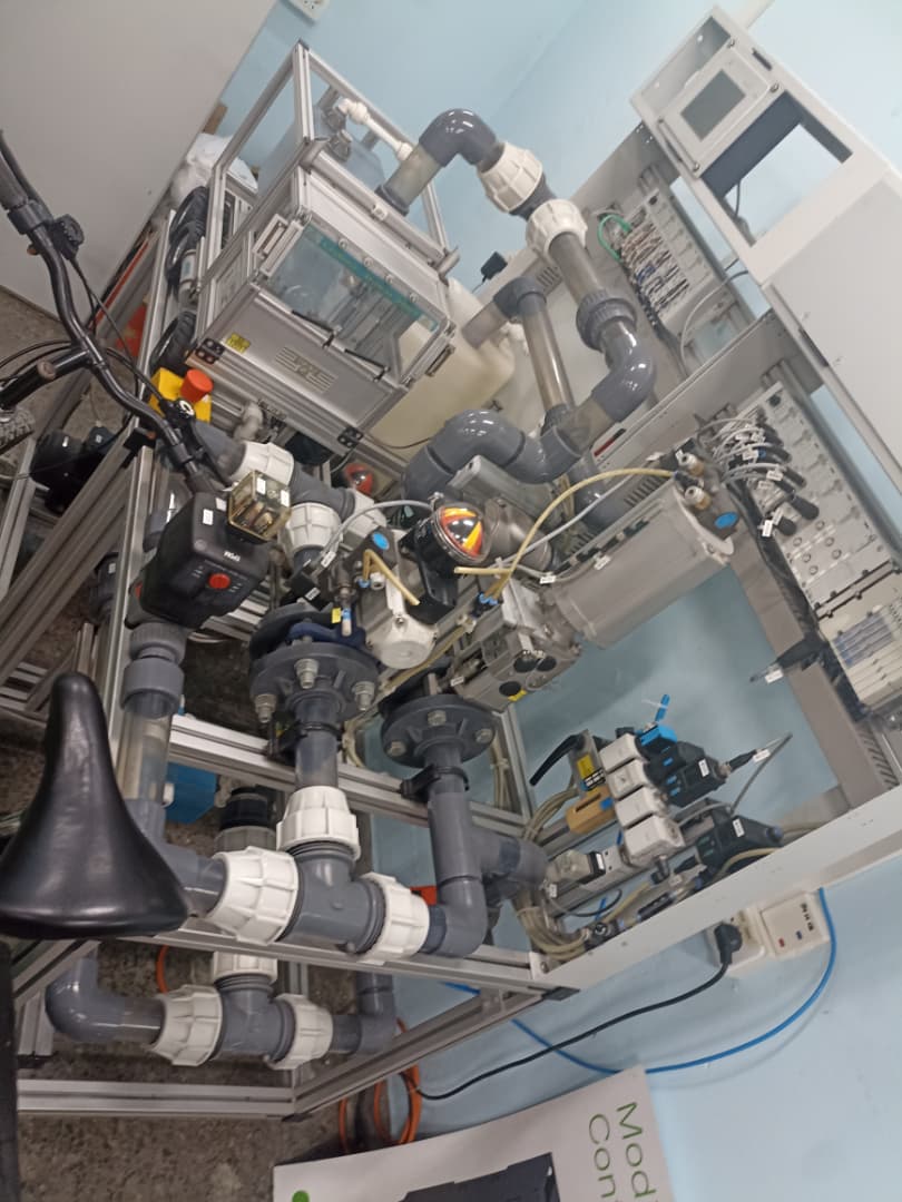 Sistema de control de fluidos con sensores y válvulas