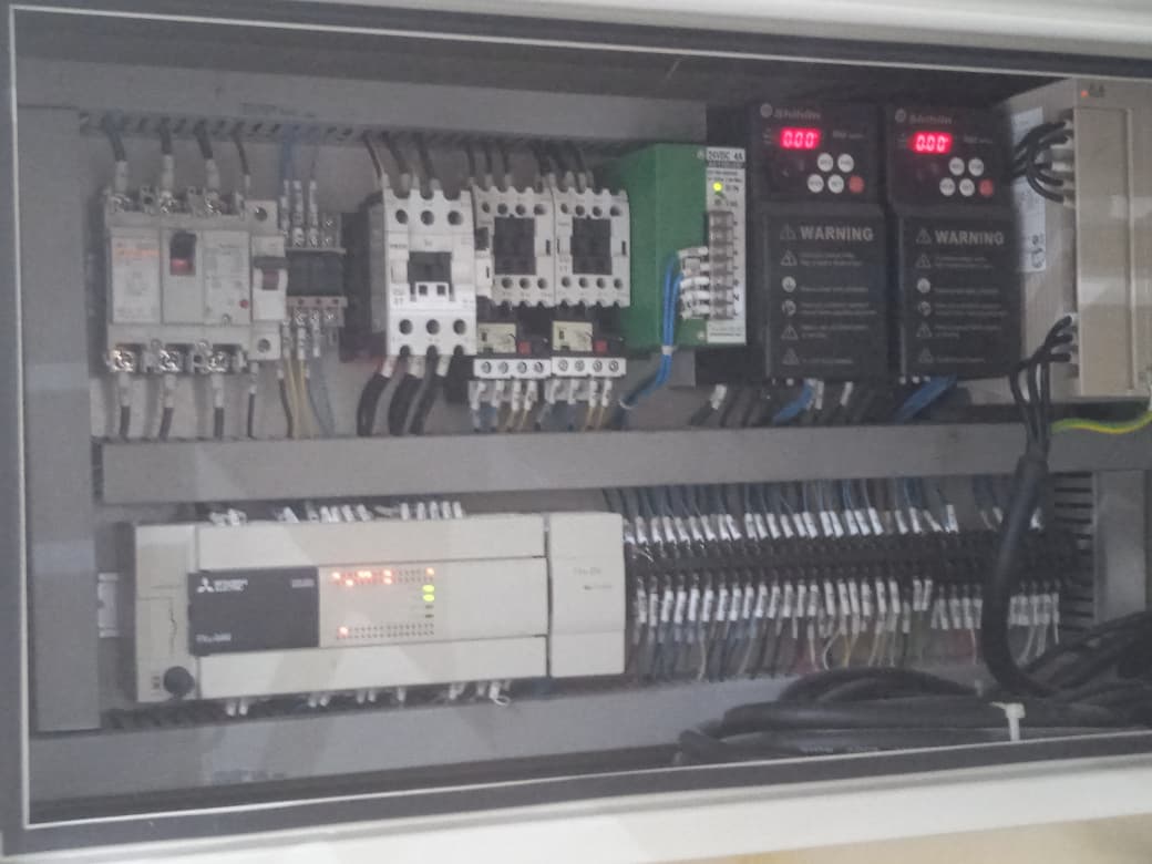 Panel industrial con PLC